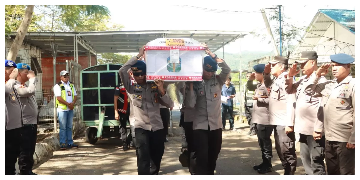 Kapolres Manggarai Barat memimpin penghormatan terakhir saat penjemputan jenazah Bripka Thomas di Bandara Komodo sebelum diberangkatkan menuju Nagekeo, NTT. (Foto TBN Polres Mabar)