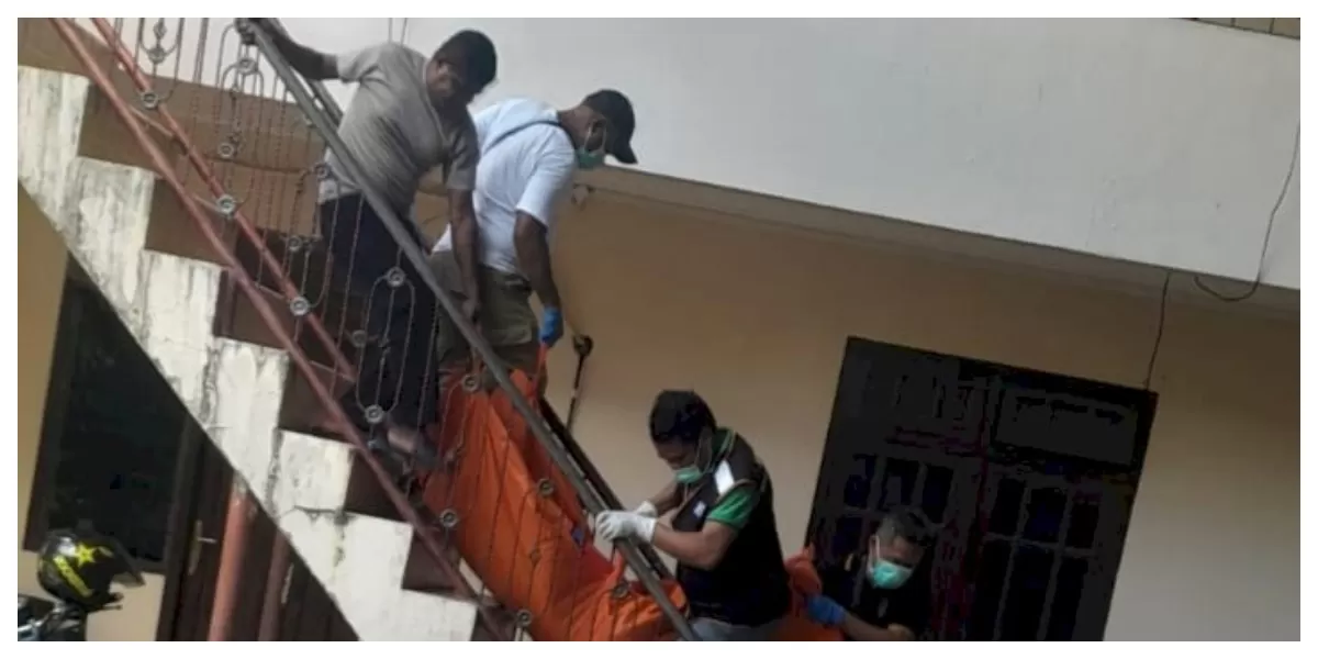 Petugas kepolisian mengevakuasi jenazah wanita asal Malang dari kamar kos di Kota Kupang untuk dibawa ke RS Bhayangkara Titus Uly. (Foto TBN Polresta Kupang Kota)