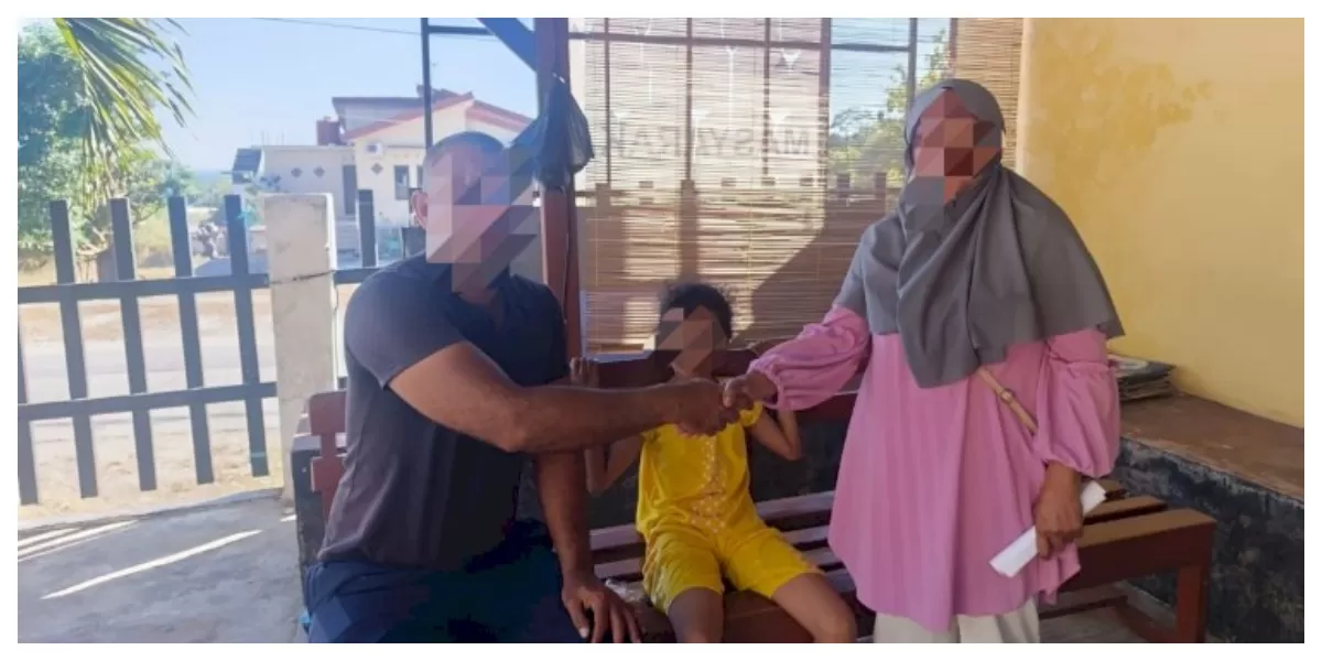 Pasangan suami istri berjabat tangan usai mediasi kasus KDRT di Polsek Alak, disaksikan anak mereka yang berada di tengah.  (Foto TBN Polresta Kupang Kota)