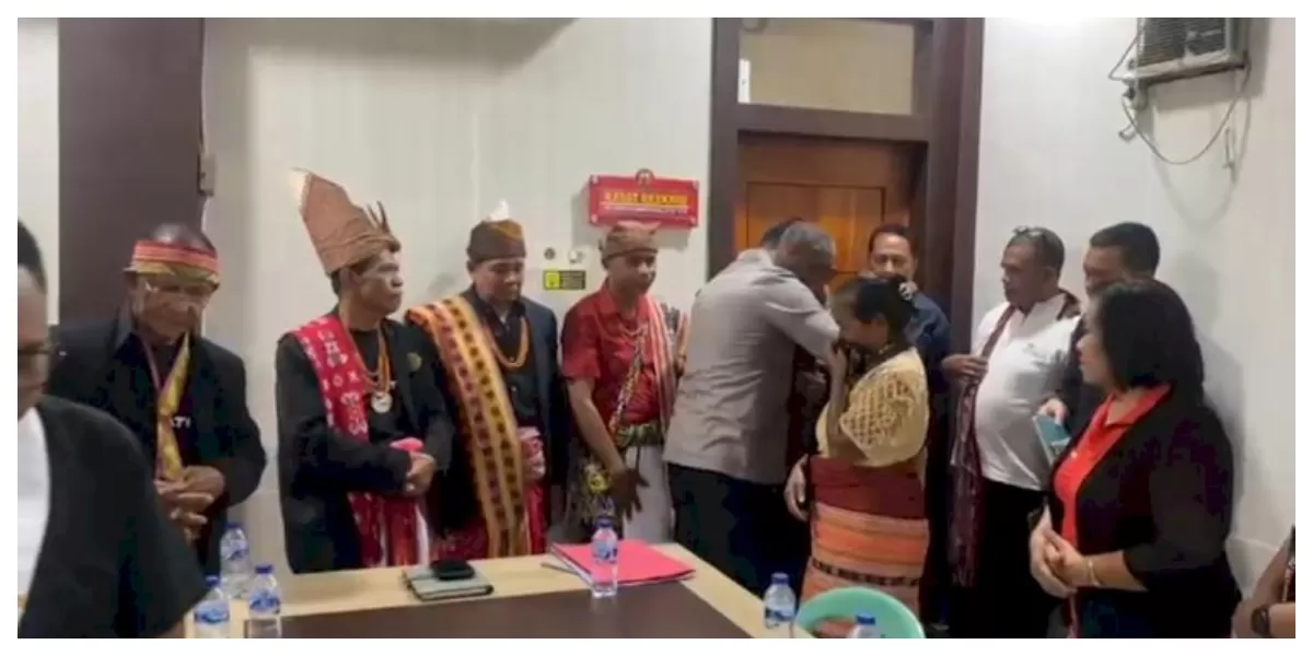 Kapolresta Kupang Kota Kombes Pol Djoko Lestari memeluk salah satu tokoh adat Amanatun usai audiensi terkait penanganan kasus kematian YB, Selasa (26/5/2026).  (Foto TBN Polresta Kupang Kota)
