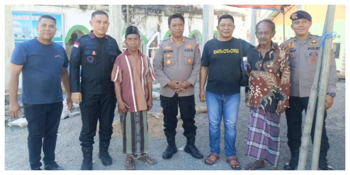 Dansat Brimob Polda NTT bersama Kapolres Alor dan warga Desa Alor Besar melakukan pertemuan damai usai insiden perkelahian di Alor NTT. (Foto TBN Polda NTT)