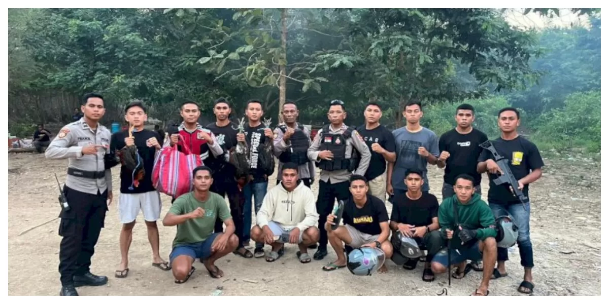 Personel Sat Samapta Polresta Kupang Kota mengamankan barang bukti ayam aduan dan taji usai membubarkan judi sabung ayam di Lasiana. (Foto TBN Polresta Kupang Kota)