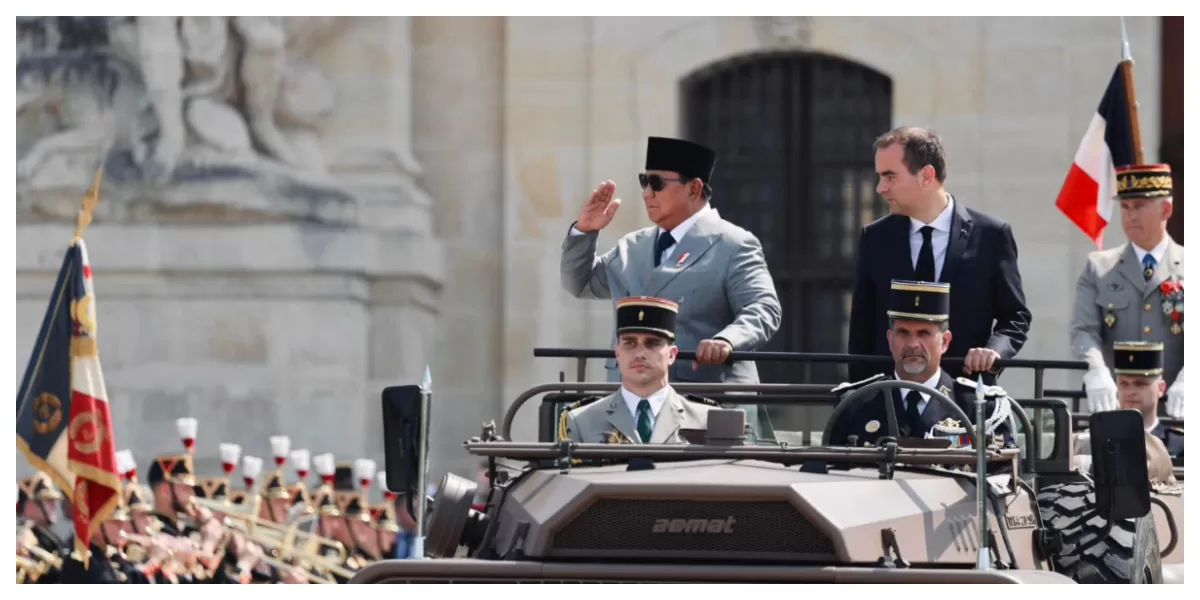 Presiden Prabowo Subianto berdiri di atas mobil produksi Prancis saat melakukan inspeksi pasukan kehormatan dalam kunjungan kenegaraan di Paris, Prancis.  (Foto; FB Setkab RI)