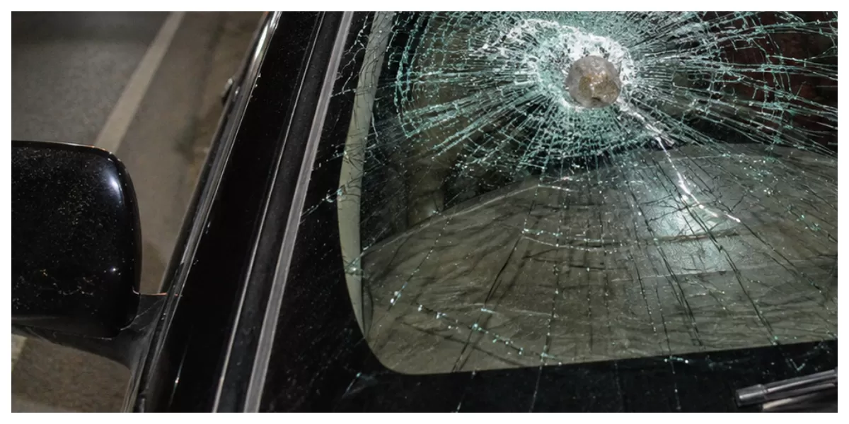 Foto ilustrasi kaca mobil pecah.