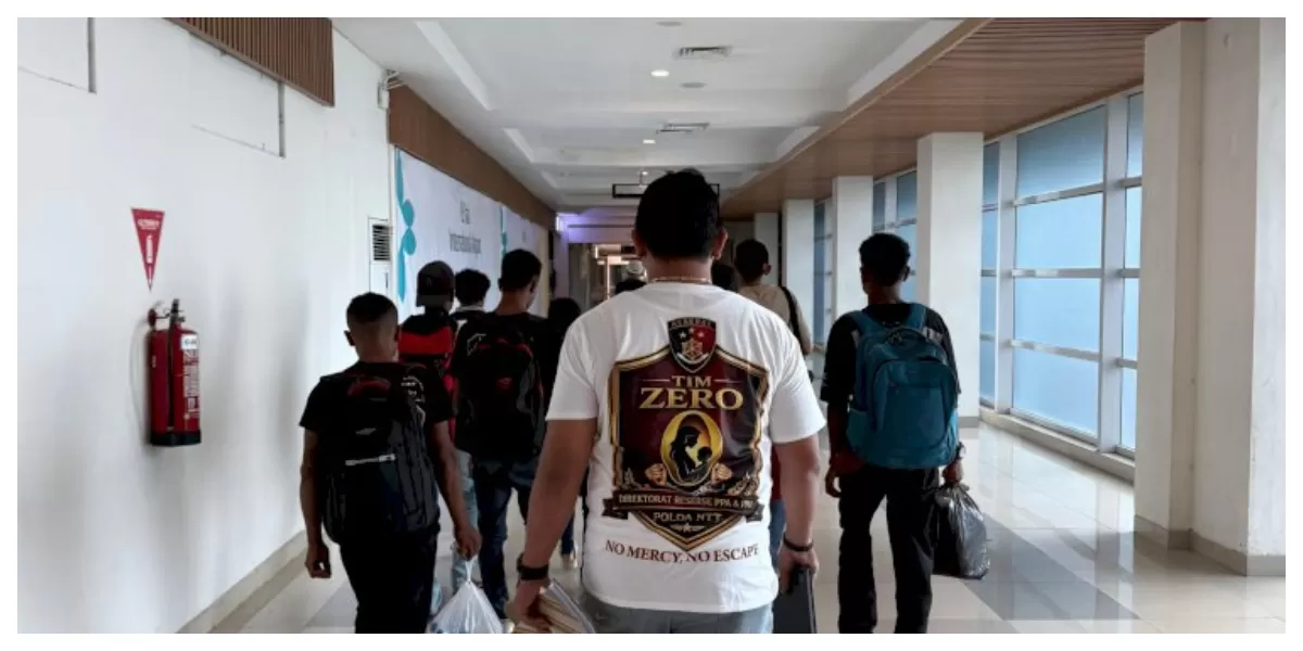 Petugas Ditres PPA dan PPO Polda NTT bersama BP3MI mengamankan tujuh calon pekerja migran nonprosedural di Bandara El Tari Kupang. (Foto TBN Polda NTT)