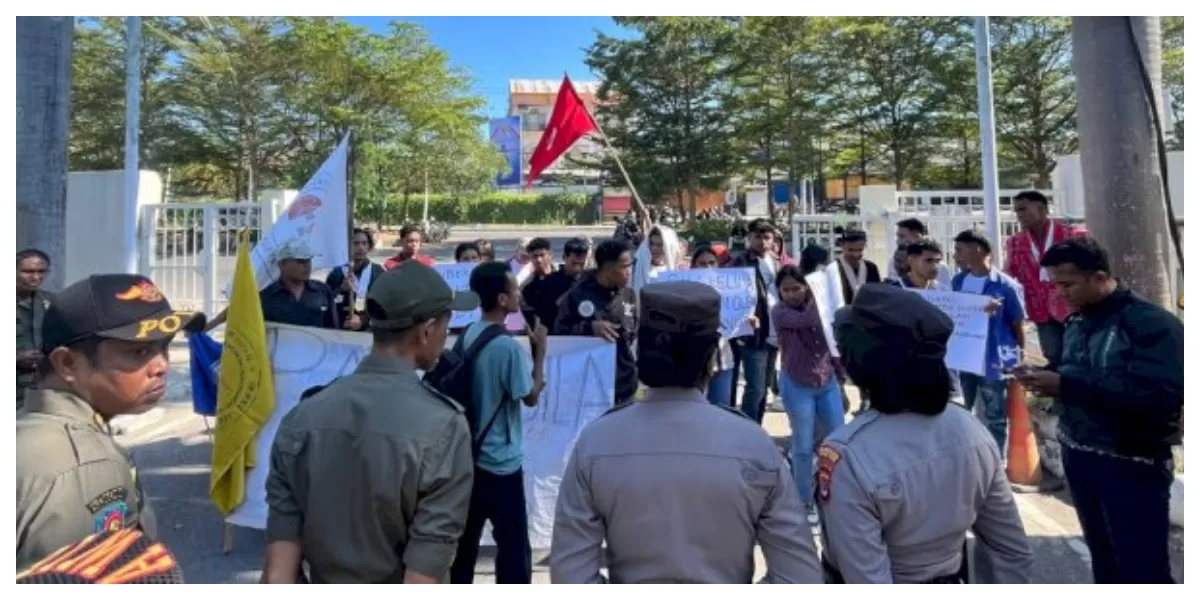 Massa Aliansi OKP Regio Timor menyampaikan aspirasi di depan Kantor Gubernur NTT, Kupang, Senin (1/6/2026), dengan pengamanan kepolisian. (Foto TBN Polda NTT)