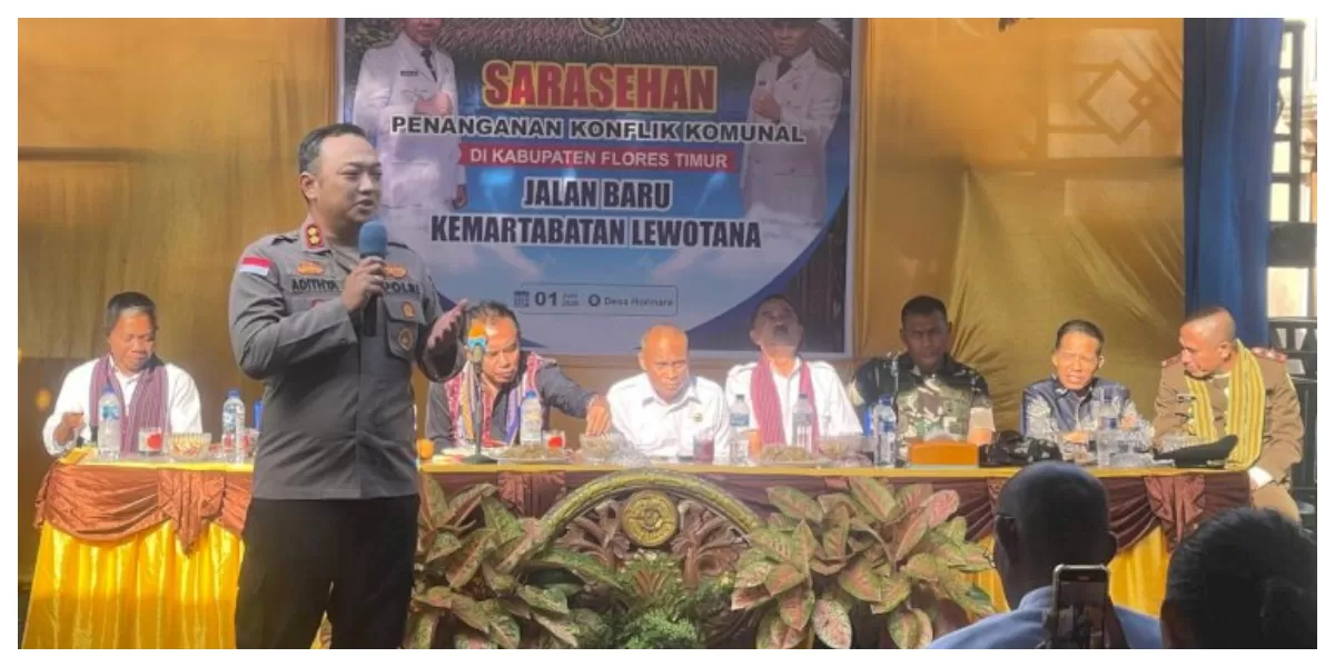 Kapolres Flores Timur AKBP Adhitya Octorio Putra berbicara dalam Sarasehan Penanganan Konflik Komunal Kabupaten Flores Timur di Desa Horinara, Adonara. (Foto TBN Polda NTT)