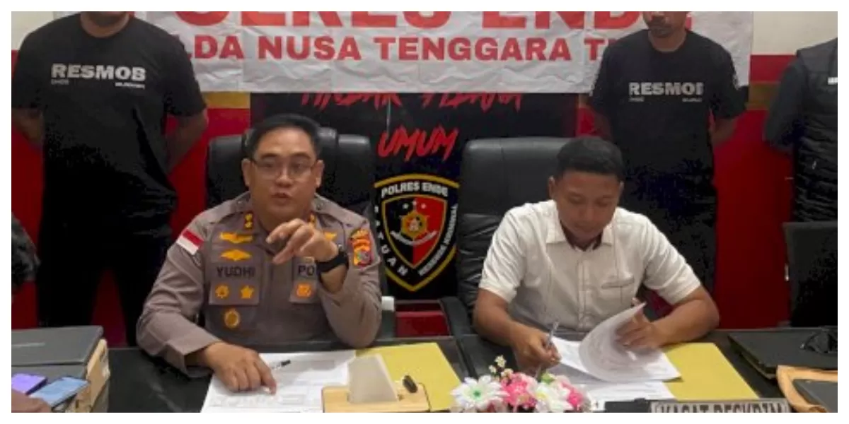 Kapolres Ende AKBP Yudhi Franata bersama Tim Burung Hantu menunjukkan hasil pengungkapan tujuh kasus kriminal saat konferensi pers di Mapolres Ende. (Foto TBN Polres Ende)
