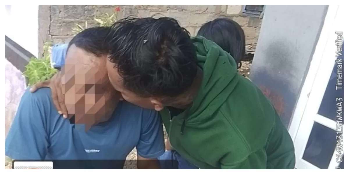 Dua saudara kandung yang sebelumnya terlibat perselisihan dan dugaan pengancaman berjabat tangan usai mencapai kesepakatan damai melalui mediasi Bhabinkamtibmas Kelurahan Namosain. (Foto TBN Polresta Kupang Kota)