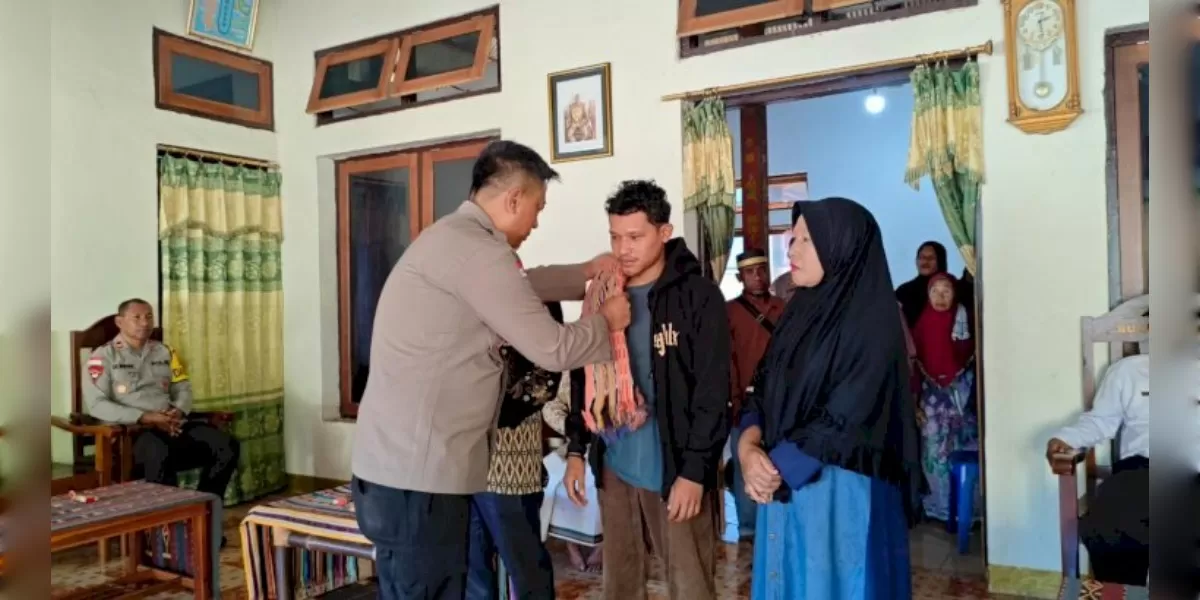 Kapolres Alor bersama keluarga korban, tokoh adat, dan anggota Brimob mengikuti prosesi perdamaian adat di Rumah Besar Uma Pusung Rebong, Alor. (Foto TBN Polda NTT)