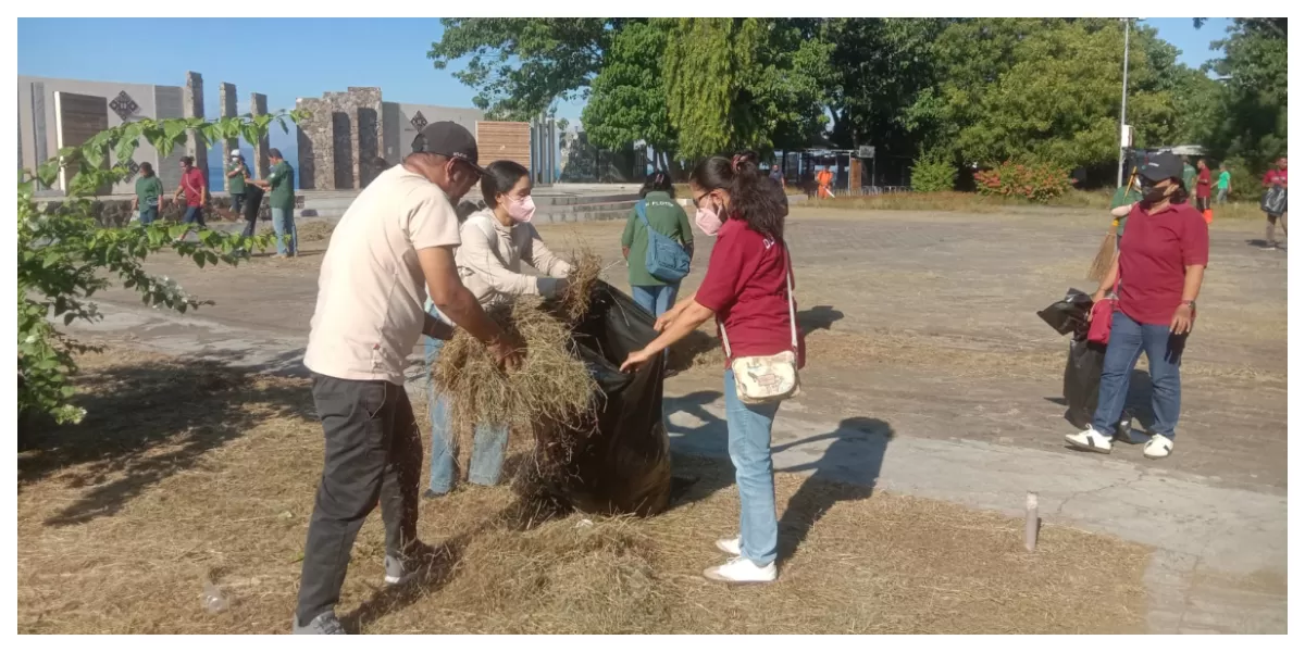 Pegawai DLH Flores Timur melakukan kerja bakti membersihkan taman publik di Kota Larantuka dalam peringatan Hari Lingkungan Hidup Sedunia 2026. (Foto/ ist)