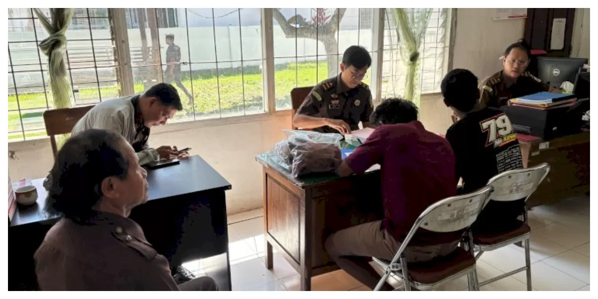 Dua tersangka kasus pengeroyokan dan penusukan terhadap pengendara motor di Kecamatan Insana Barat saat menjalani proses pelimpahan tahap II. (Foto TBN Polda NTT)