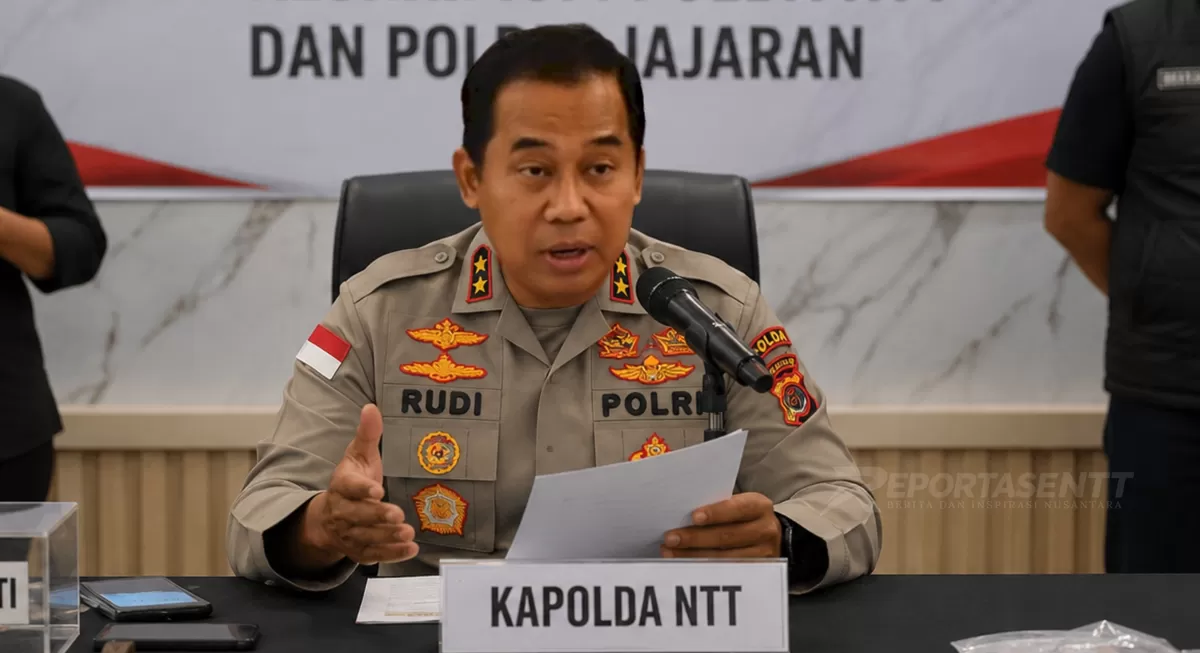 Kapolda NTT Irjen Pol Rudi Darmoko menyampaikan keterangan pers di Mapolda NTT terkait ancaman peredaran dan pembuatan senjata api rakitan.