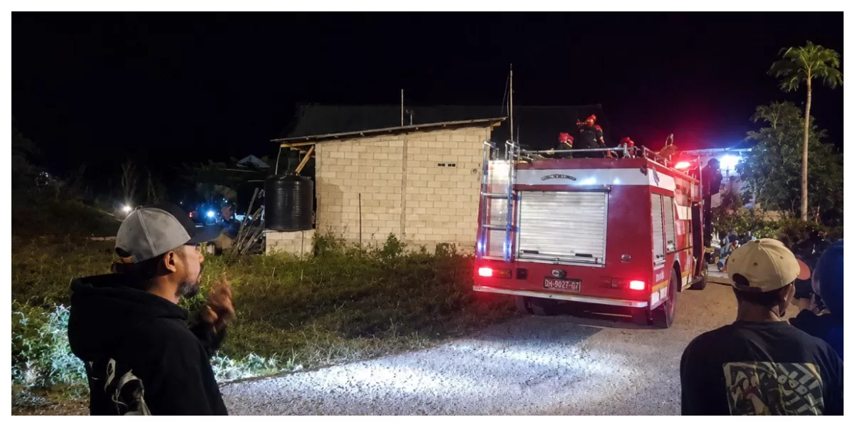 Petugas kepolisian dan pemadam kebakaran berada di lokasi rumah yang terbakar di Kelurahan Sikumana, Kota Kupang, Jumat malam. (Foto TBN Polda NTT)