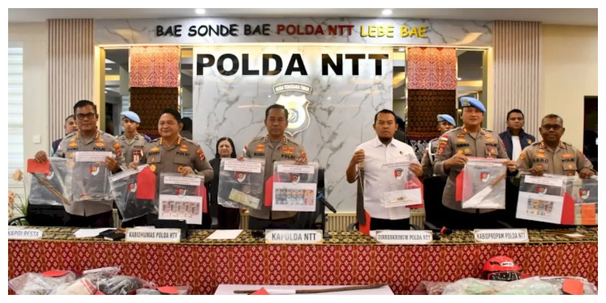 Kapolda NTT Irjen Pol Rudi Darmoko bersama pejabat utama menunjukkan barang bukti hasil pengungkapan 76 kasus kejahatan konvensional di Kupang. (Foto TBN Polda NTT)