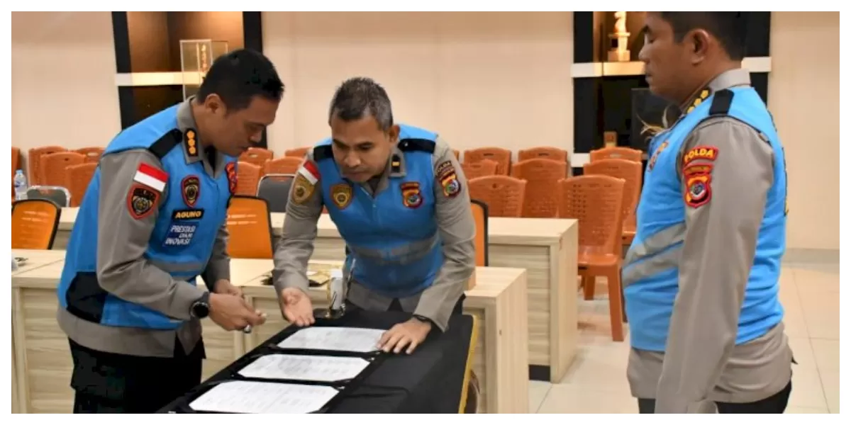 Irwasda Polda NTT Kombes Pol Enrico Sugiharto Silalahi menandatangani berita acara penetapan kelulusan sementara seleksi penerimaan anggota Polri Tahun Anggaran 2026, didampingi Karo SDM Polda NTT. (Foto Polda NTT)