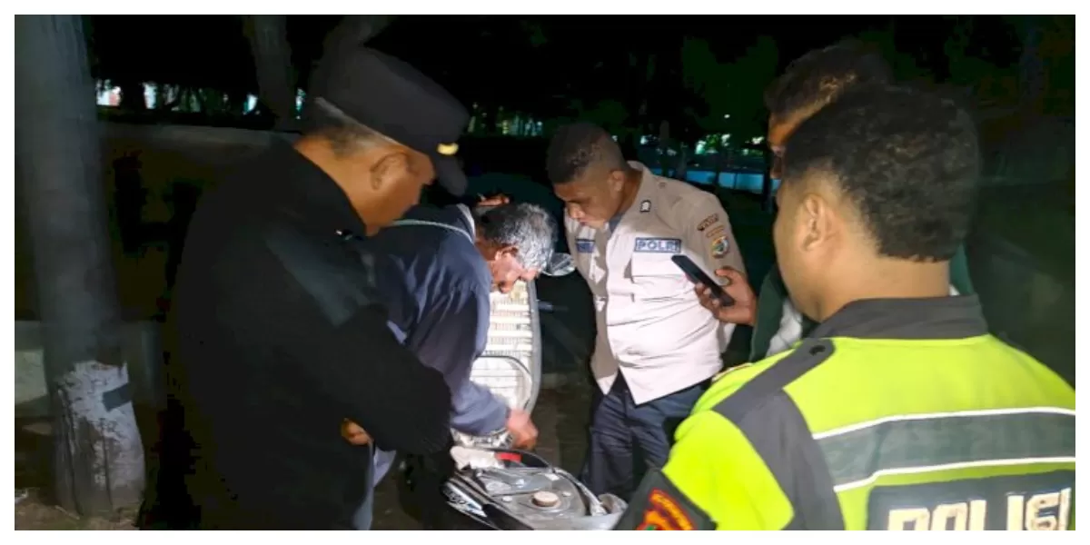 Personel Polres Sikka memeriksa sepeda motor dan memberikan pembinaan kepada sekelompok pemuda saat Patroli Presisi di Jalan Ahmad Yani, Maumere, Minggu (7/6/2026) dini hari. (Foto TBN Polres Sikka)