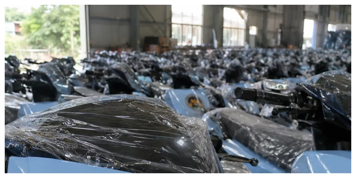 Ribuan motor listrik operasional SPPG berlogo Badan Gizi Nasional tersimpan di gudang kawasan Sentul, Bogor, di tengah penyidikan dugaan korupsi. (Foto Onei)