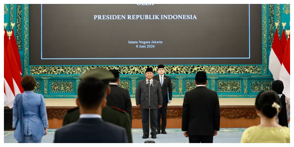 Presiden Prabowo Subianto didampingi Wakil Presiden Gibran Rakabuming Raka memimpin prosesi pelantikan pejabat negara di Istana Negara, Jakarta, Senin. (Foto/Badan Komunikasi Pemerintah (Bakom) RI)