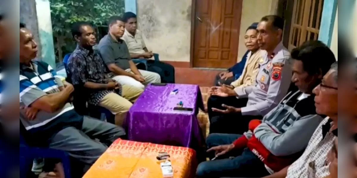 Kapolsek Adonara Barat bersama tokoh masyarakat dan pemerintah desa memediasi sengketa antarwarga guna mendorong penyelesaian damai serta menjaga keamanan.  (Foto TBN Polres Flores Timur.)
