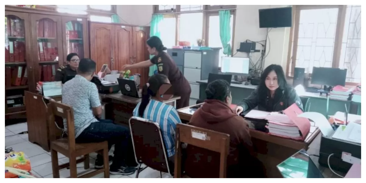 Jaksa Penuntut Umum Kejaksaan Negeri Kota Kupang menerima pelimpahan tersangka dan barang bukti kasus pencurian dengan pemberatan dari penyidik Polsek Alak. (Foto TBN Polresta Kupang Kota)
