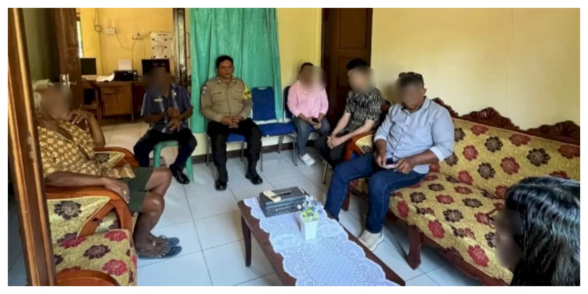 Bhabinkamtibmas Kelurahan Oeba bersama pemerintah kelurahan memfasilitasi mediasi dua warga yang berselisih akibat asap pembakaran sampah di Kota Kupang. (Foto TBN Polresta Kupang Kota)