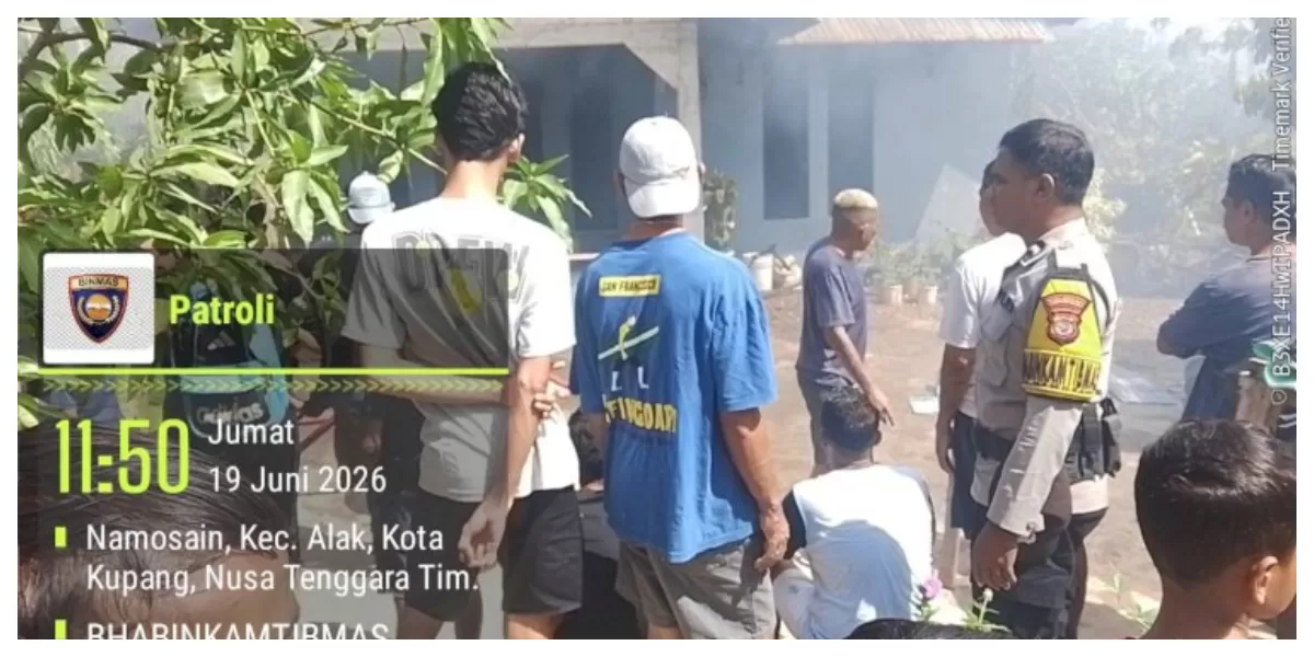 Petugas kepolisian bersama warga berada di lokasi kebakaran rumah di Kelurahan Namosain, Kota Kupang, Jumat pagi, setelah api berhasil dipadamkan. (Foto TBN Polda NTT)