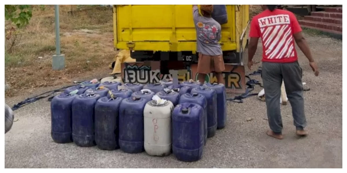 Petugas Ditpolairud Polda NTT memeriksa truk bermuatan 25 jerigen minyak tanah subsidi yang hendak diseberangkan menuju Kabupaten Rote Ndao. (Foto TBN Polres Belu)