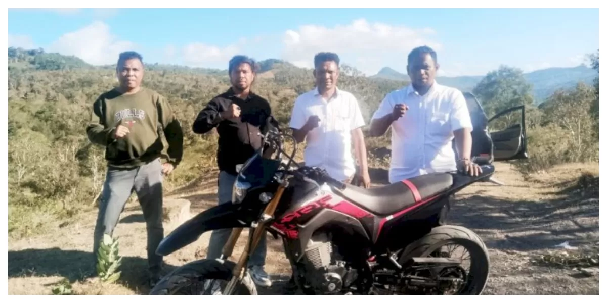 Pemilik sepeda motor didampingi jajaran Satreskrim Polres Belu menyampaikan apresiasi atas keberhasilan Tim URC menemukan kendaraan curian kurang dari sehari. (Foto TBN Polres Belu)