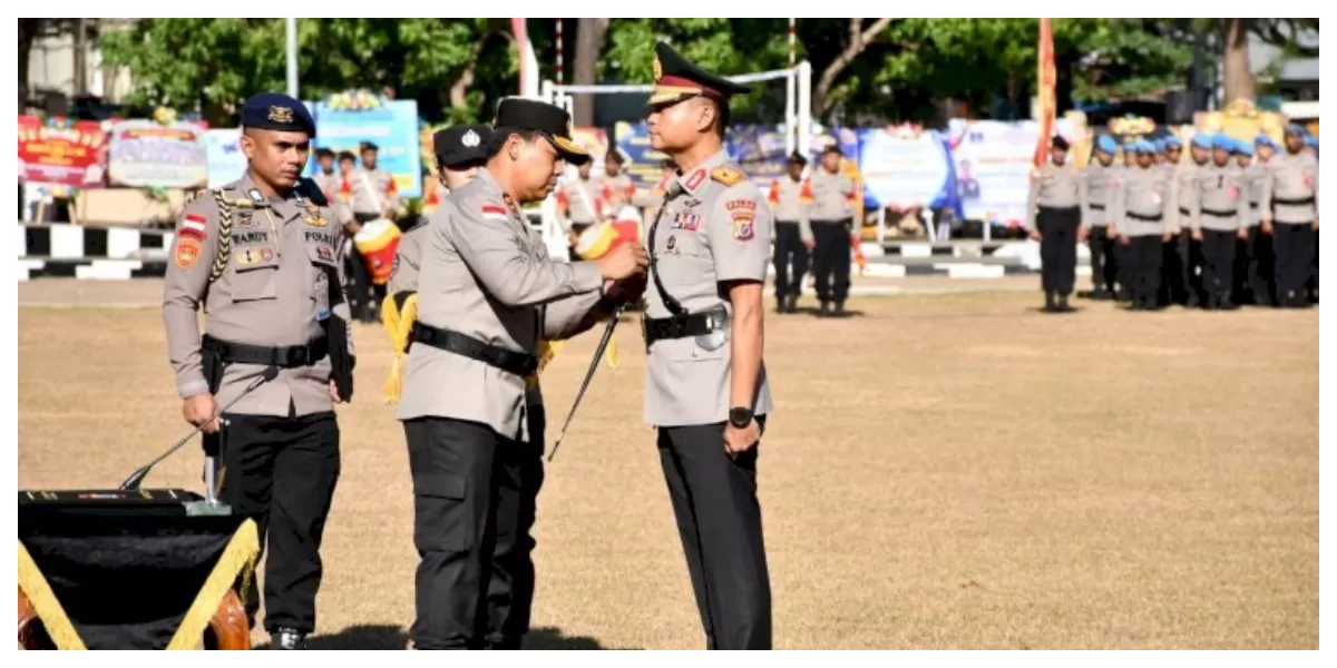 Kapolda NTT Irjen Pol Rudi Darmoko menyematkan tanda jabatan kepada Brigjen Faizal saat pelantikan Wakapolda NTT di Mapolda NTT. (Foto TBN Polda NTT)