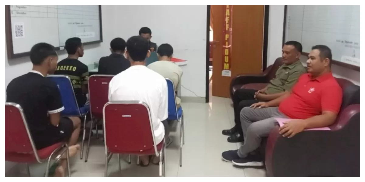 Kasat Reskrim Polres Nagekeo bersama penyidik menyerahkan lima tersangka kasus seksual anak dan barang bukti ke Kejaksaan Negeri Ngada. (Foto TBN Polda NTT)