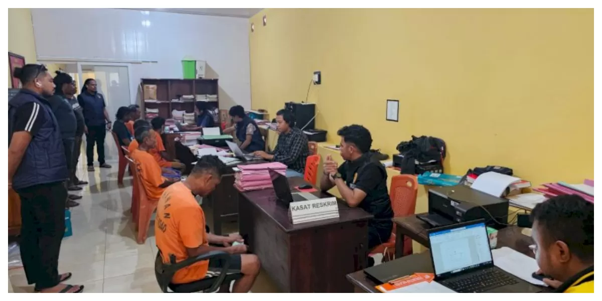 Sejumlah tersangka kasus pembunuhan berencana pria di Pantai Ingguhun menjalani pemeriksaan intensif penyidik Satreskrim Polres Rote Ndao di ruang penyidikan. (Foto TBN Polda NTT)