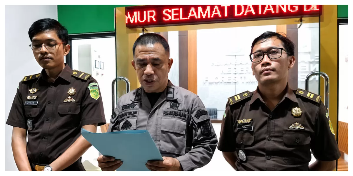 Kepala Cabang Kejaksaan Negeri Flores Timur di Waiwerang, Emanuel Yuri Gaya Makin (tengah), didampingi jajaran penyidik, menyampaikan keterangan pers terkait penetapan tiga tersangka. ( Foto: Istimewa/ReportaseNTT.)