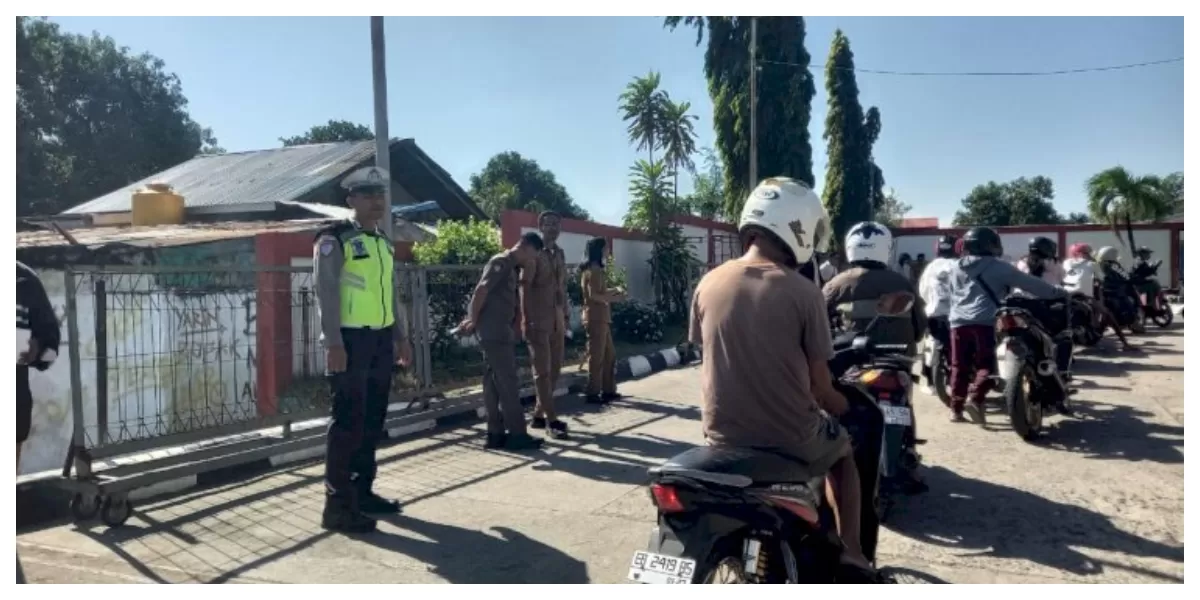 Personel Polres Sikka memberikan edukasi kepada pengendara di SPBU Madawat, Kabupaten Sikka, Selasa (30/6/2026), mengenai pentingnya membayar pajak kendaraan bermotor dan mematuhi aturan lalu lintas. (Foto TBN Polres Sikka)