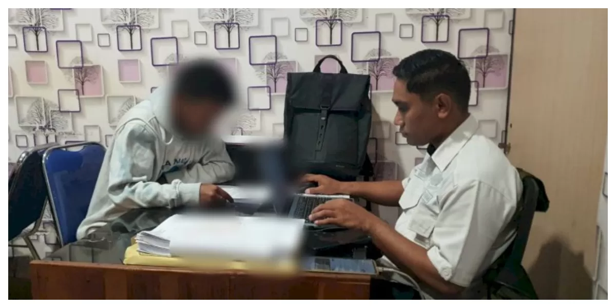 Penyidik Satreskrim Polres Manggarai Barat memeriksa tersangka dalam kasus dugaan penipuan terhadap wisatawan di Labuan Bajo. Perkara tersebut diselesaikan melalui mekanisme restorative justice. (Foto: Humas Polres Manggarai Barat.)