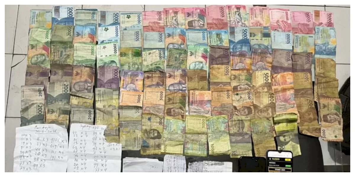 Barang bukti berupa uang tunai senilai Rp2.185.000, dua unit telepon seluler yang digunakan untuk transaksi judi togel online, serta lembaran rekapan angka pasangan togel diamankan Satreskrim. (Foto TBN Polres Mabar.)
