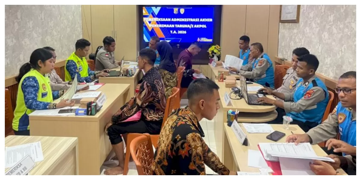 Petugas panitia seleksi Polda NTT melakukan pemeriksaan administrasi akhir terhadap peserta seleksi Taruna dan Taruni Akademi Kepolisian (Akpol) Panda NTT Tahun Anggaran 2026 di Mapolda NTT.  (Foto TBN Polda NTT)