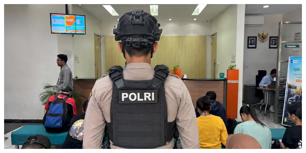 Personel Unit Pamobvit Satuan Samapta Polres Flores Timur melaksanakan pengamanan di salah satu kantor bank di Larantuka, Jumat (3/7/2026), untuk mengantisipasi gangguan kamtibmas dan menjamin keamana (Foto ist)