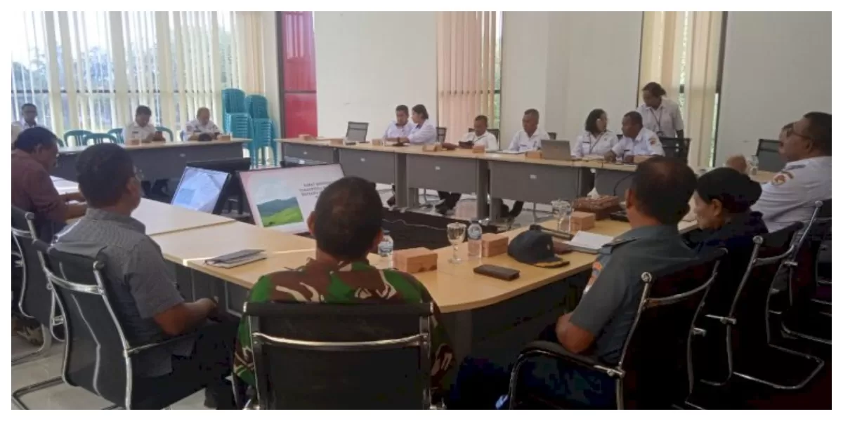 Forkopimda Kabupaten Sikka menggelar rapat koordinasi membahas penyelesaian konflik lahan HGU PT Krisrama Maumere dan menegaskan penyelesaian sengketa harus dilakukan melalui mekanisme hukum. (Foto TBN Polres Sikka)