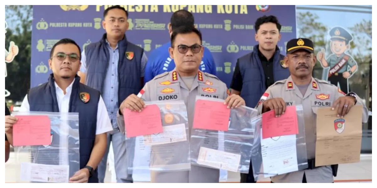 Kapolresta Kupang Kota Kombes Pol. Djoko Lestari menunjukkan tersangka YPSB saat konferensi pers terkait pengungkapan kasus dugaan penipuan dan penggelapan yang menjerat seorang dosen. (Foto TBN Polresta Kupang Kota)
