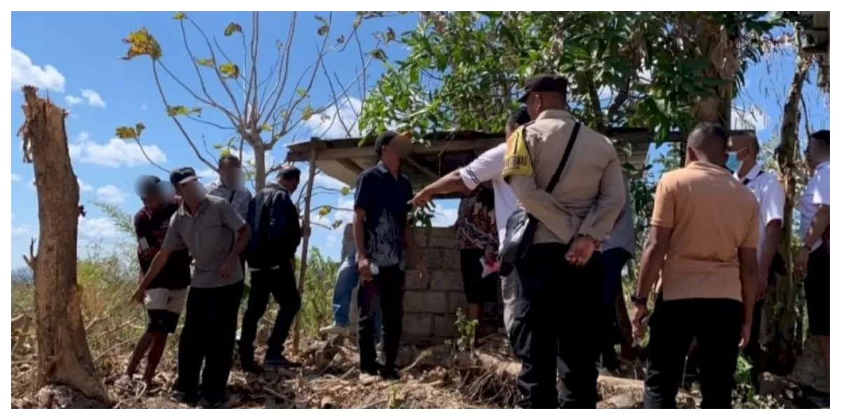 Aiptu Apner R. Manu bersama aparat Kelurahan Naimata melakukan mediasi sengketa batas tanah antara IAKN Kupang dan warga hingga proyek jalan lapen kembali dilanjutkan. (Foto TBN Polresta Kupang Kota)