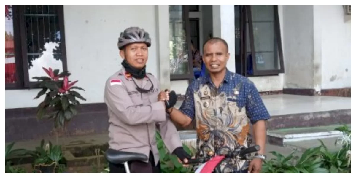 Kapolsek Ende, Ipda Heru Sutaban, mengayuh sepeda saat melakukan kunjungan silaturahmi ke Kantor Camat Ende Timur dan Kantor Camat Ende Tengah untuk memperkuat sinergi menjaga keamanan dan ketertiban. (Foto TBN Polres Ende)