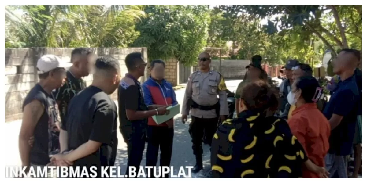 Bhabinkamtibmas Batuplat bersama aparat kelurahan memediasi sengketa lahan warga hingga proyek pengaspalan kembali berjalan dan kedua pihak berdamai secara kekeluargaan. (Foto TBN Polresta Kupang Kota)