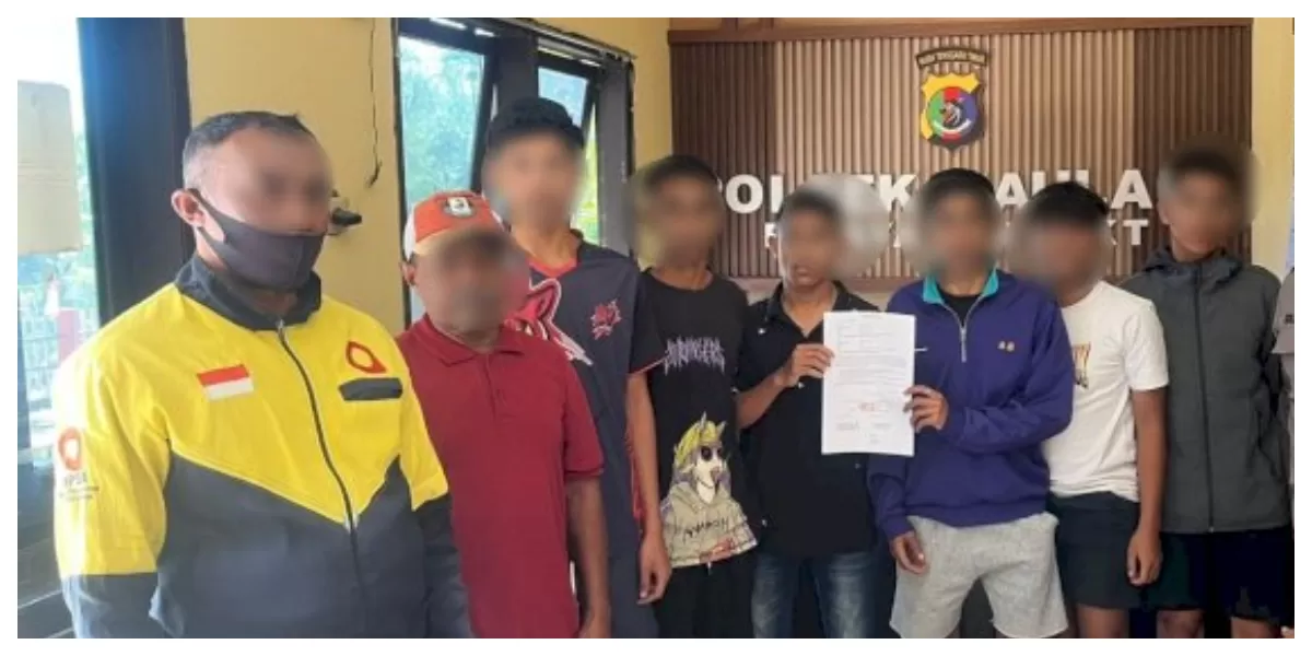 Personel SPKT Polsek Maulafa bersama orang tua dan perangkat RT memediasi delapan remaja yang terlibat perkelahian hingga tercapai kesepakatan damai bersama. (Foto Piolresta Kupang Kota)