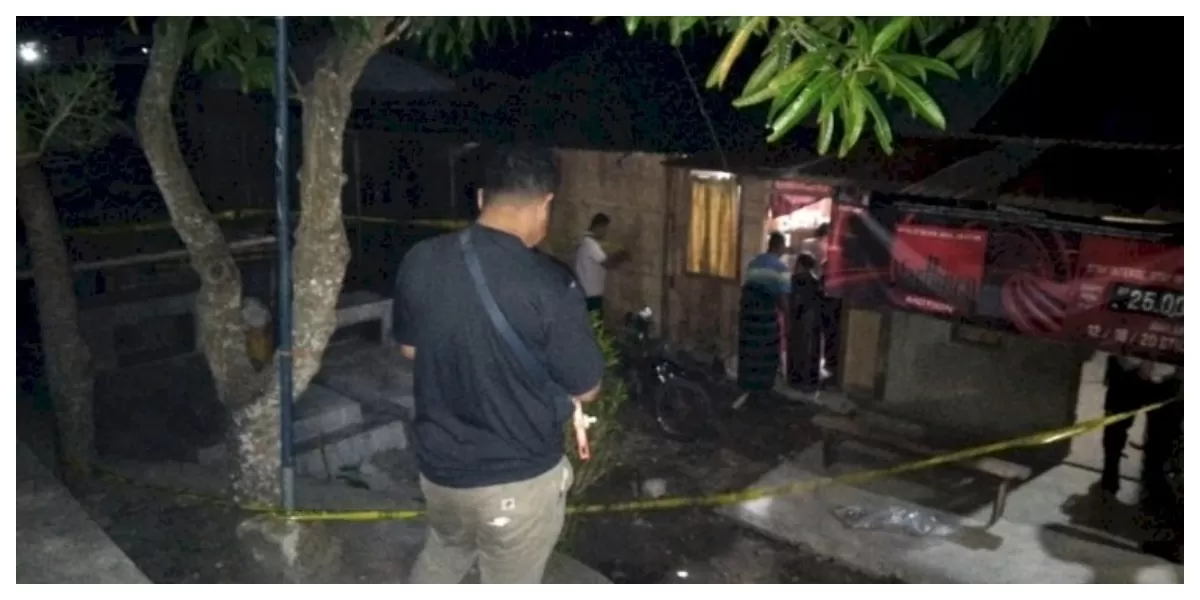 Petugas kepolisian melakukan olah tempat kejadian perkara penikaman di Desa Heopuat, Sikka, yang menewaskan satu orang dan melukai seorang korban. (Foto TBN Polres Sikka)