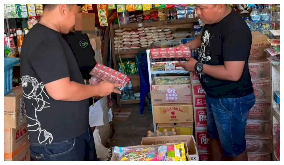 Petugas Ditreskrimsus Polda NTT memperlihatkan ribuan bungkus rokok yang diduga ilegal hasil operasi di empat kabupaten saat penyelidikan kasus perdagangan berlangsung. (Foto/ TBN Polda NTT)