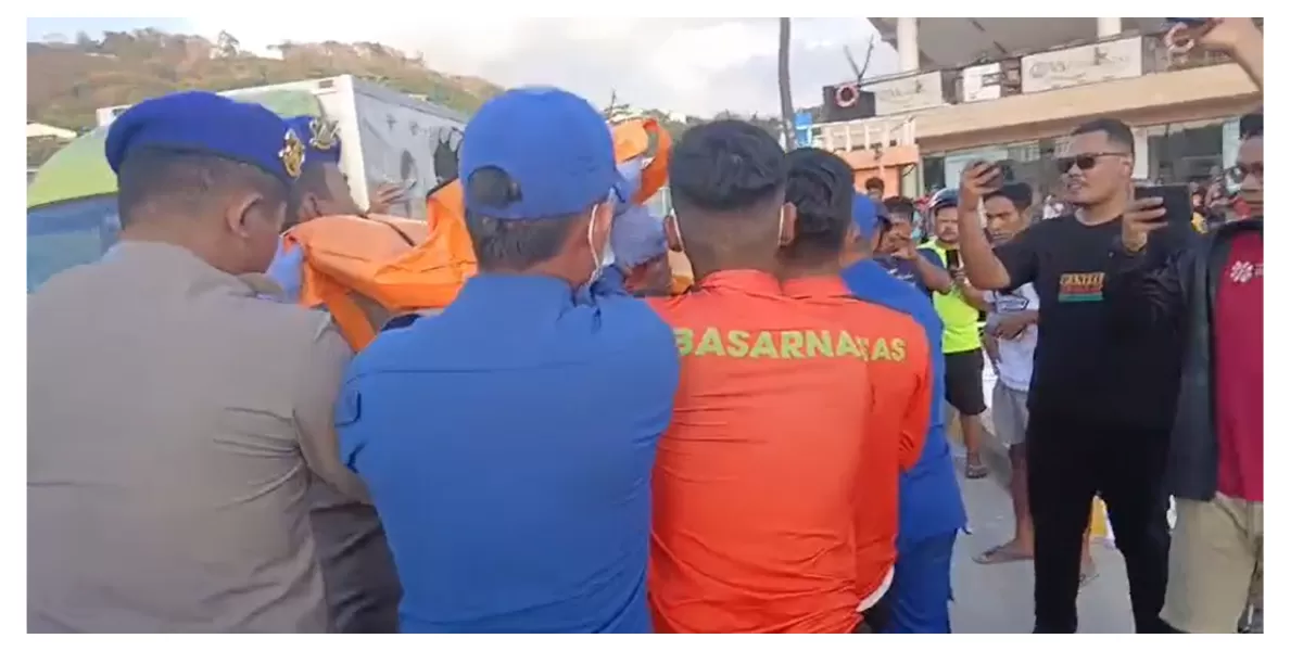 Korban dievakuasi petugas SAR gabungan menuju ambulans setelah ditemukan meninggal dunia, selanjutnya dibawa ke RSUD Komodo Labuan Bajo untuk penanganan medis. (Foto SAR)