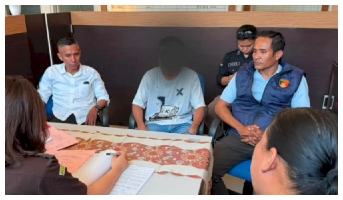 Penyidik Ditres PPA dan PPO Polda NTT menyerahkan tersangka serta barang bukti kepada Kejaksaan Negeri Oelamasi setelah berkas perkara dinyatakan lengkap.  (Foto TBN Polda NTT)