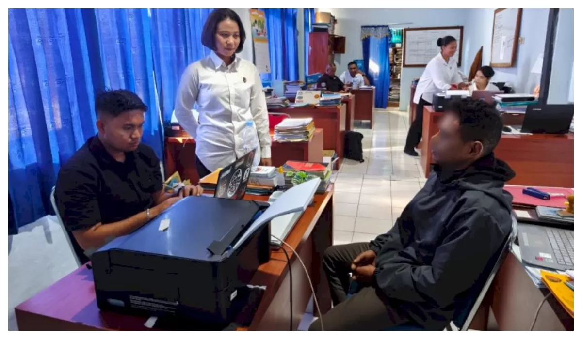 Petugas kepolisian memperlihatkan terduga pelaku polisi gadungan setelah ditangkap dalam operasi penyamaran di depan SPBU Liliba, Kota Kupang, Senin dini hari. (Foto TBN Polresta Kupang Kota                             )