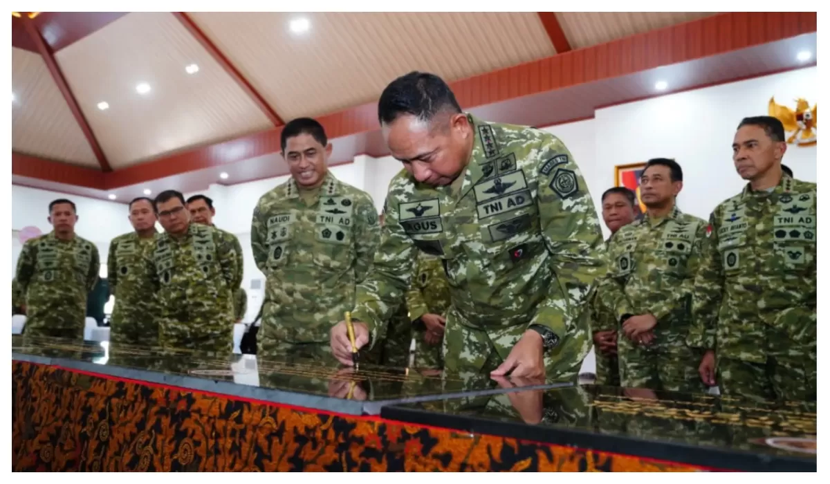 Panglima TNI Jenderal TNI Agus Subiyanto menandatangani naskah pengesahan Doktrin TNI Perisai Trisula Nusantara di Kodiklat TNI, Serpong, Tangerang Selatan, Kamis (2/7/2026). (Foto Puspen TNI)